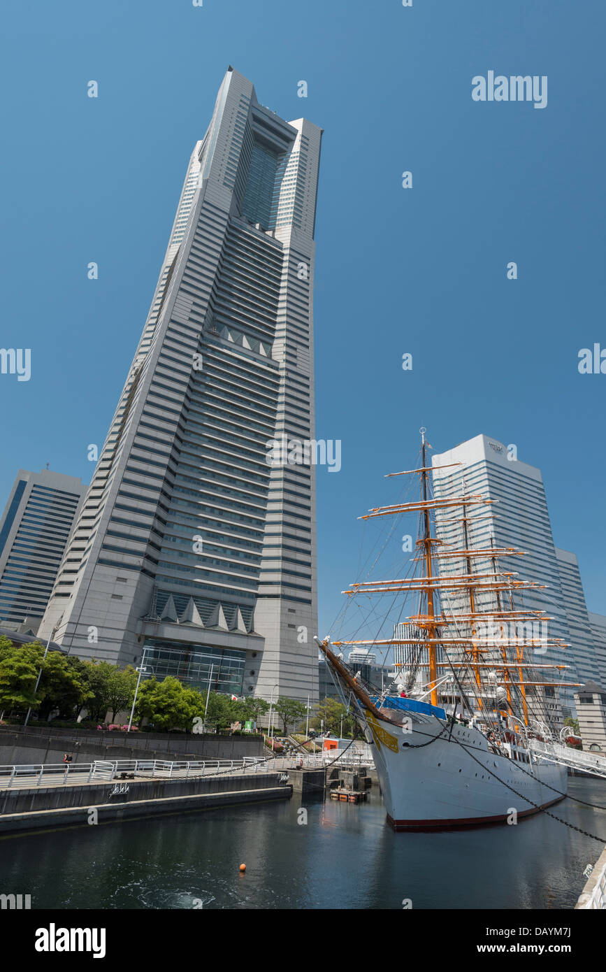 Le Nippon Maru, navire de formation à la voile et Landmark Tower, Yokohama, Japon Banque D'Images