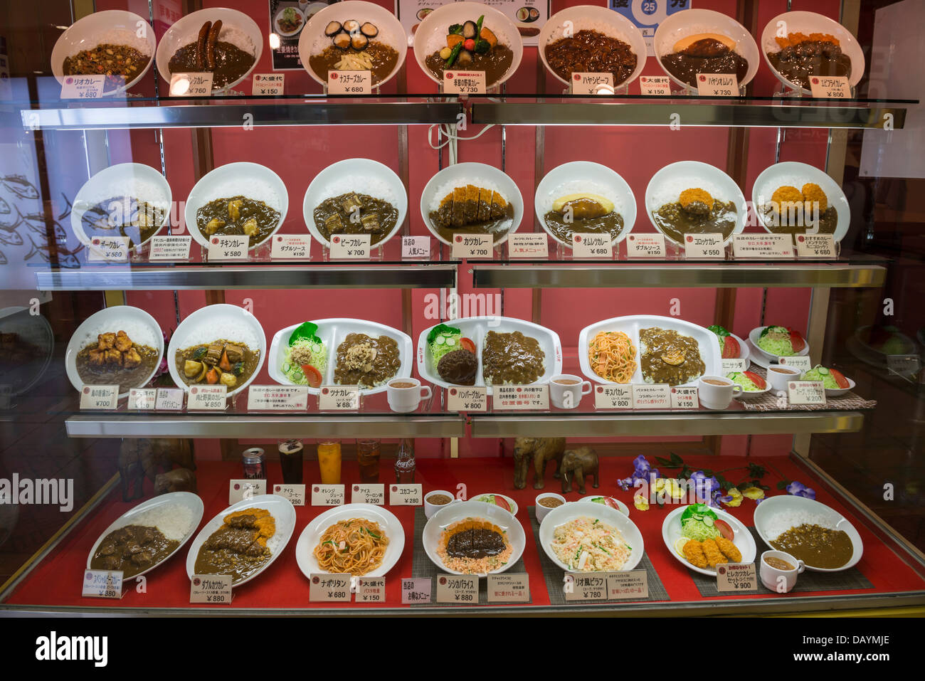 L'alimentation plaqué des répliques dans la fenêtre d'un restaurant japonais à Yokohama, Japon Banque D'Images