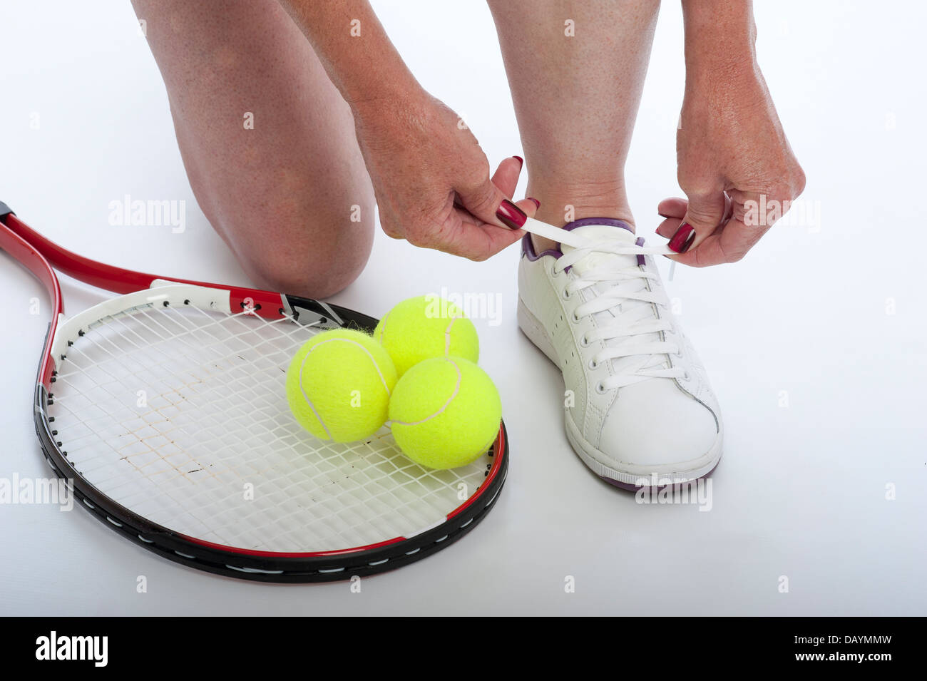 Tennis player attachant lacets Banque D'Images