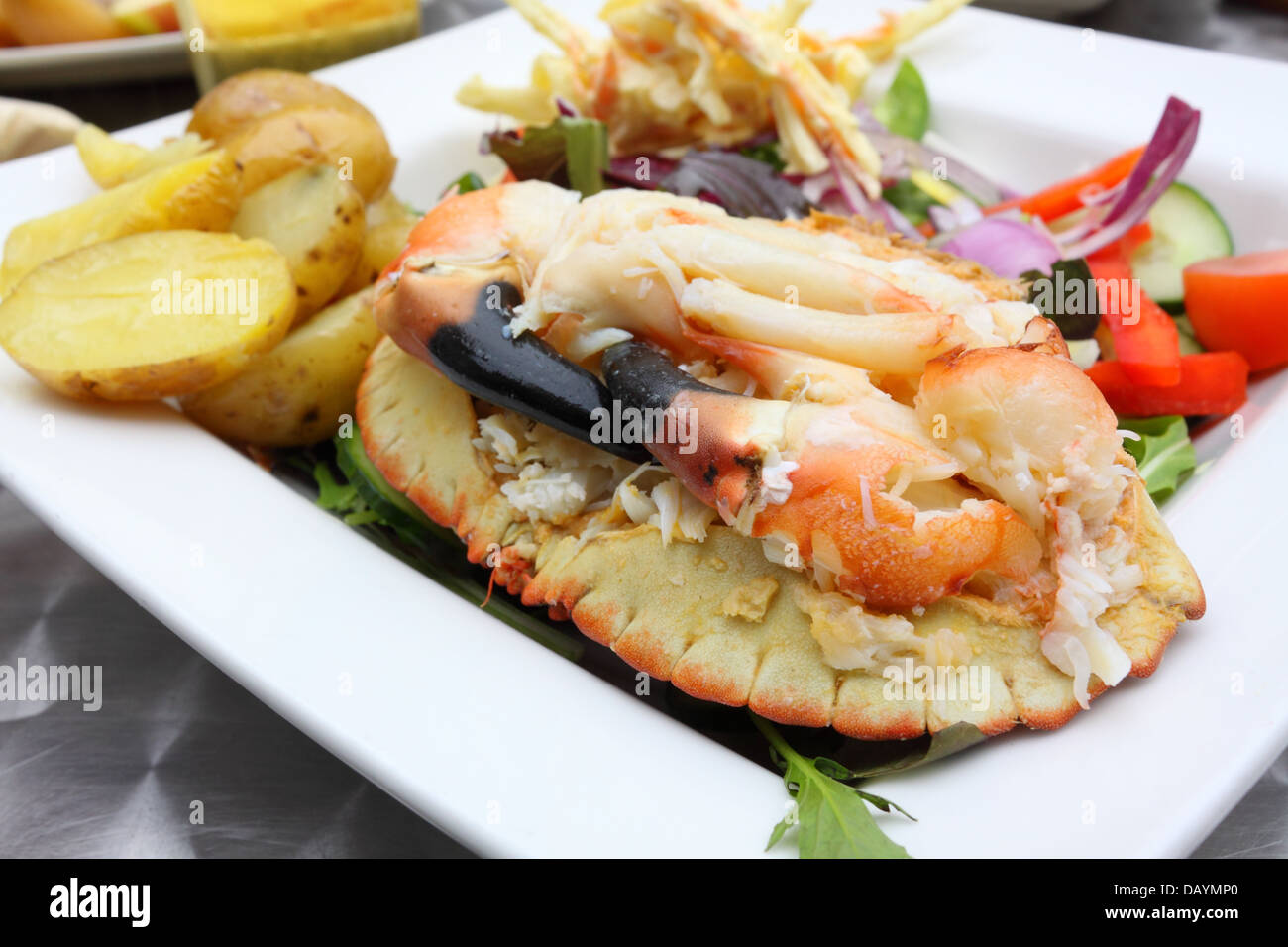 Crabe Cromer servie avec salade en Cromer, Norfolk, England, UK Banque D'Images