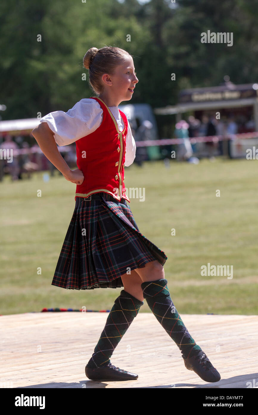 Tomintoul, Royaume-Uni. 20 juillet 2013. Les danseurs traditionnels des Highlands lors des matchs et du rassemblement écossais de Tomintoul qui ont eu lieu le 3 samedi de juillet au centre d'exposition du village. Ce village des hauts plateaux accueille un événement sportif, historique et traditionnel en juillet, dans le parc national de Cairngorms, l'un des meilleurs et des plus célèbres jeux des Highlands d'Écosse. Les rassemblements des Highlands ont une longue tradition et une longue histoire quand les concurrents rivaux des clans, les musiciens et les danseurs, qui étaient importants pour le prestige des chefs de clan, se disputeraient les uns contre les autres dans les événements sportifs. Banque D'Images