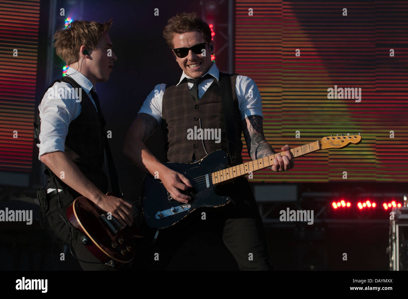 Tom Fletcher (L) et Danny Jones (R) de la platine multi band McFly effectuer au rendez-vous, Local de Londres. Le 19 juillet 2013 Banque D'Images