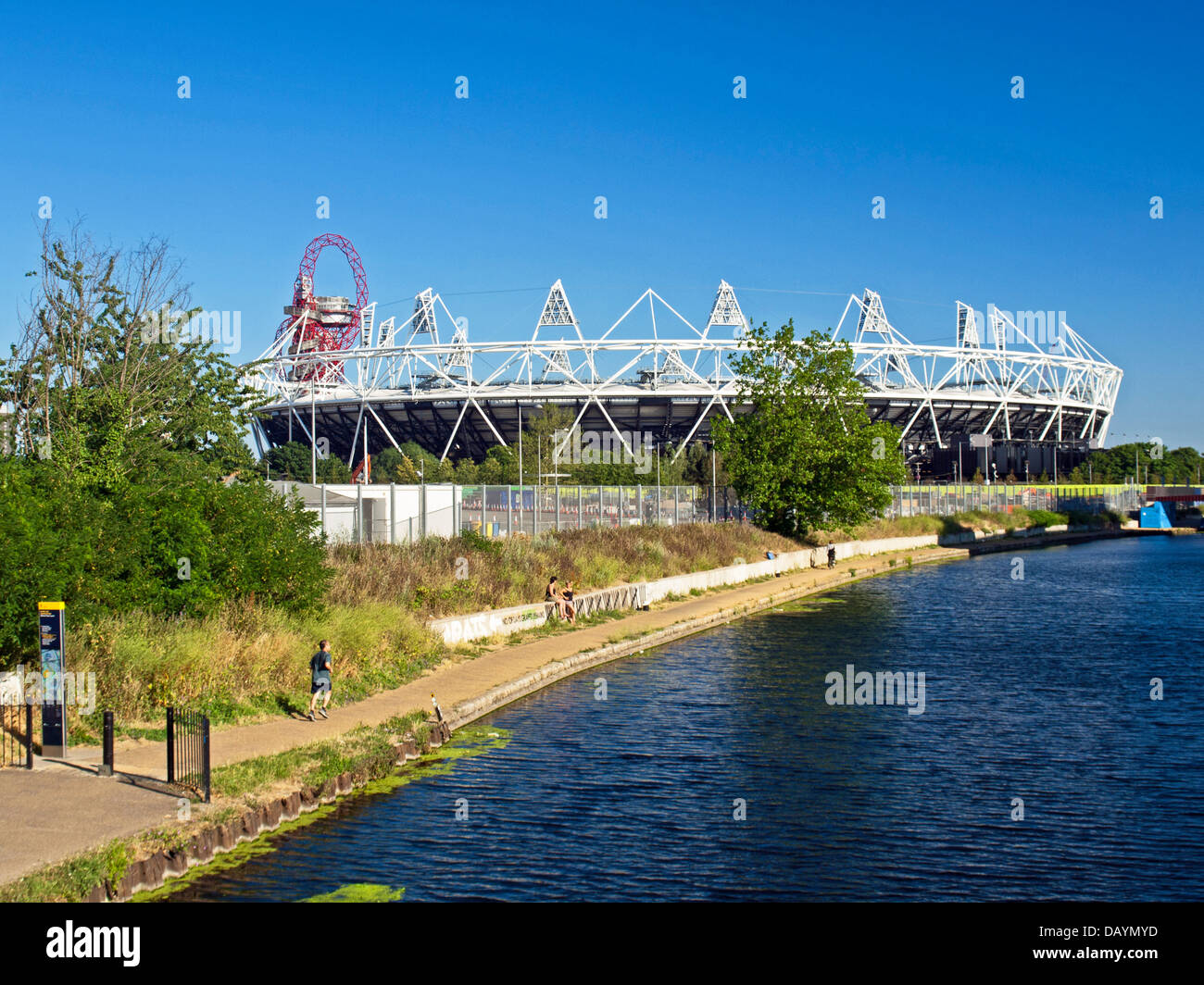 Vue sur le stade olympique de Stratford et l'ArcelorMittal Orbit sur la rivière Lea (Lee) Navigation à Hackney Wick Banque D'Images