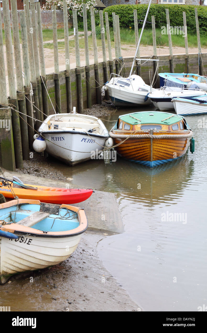 Les petits bateaux amarrés à Blakeney Quay, Norfolk Banque D'Images