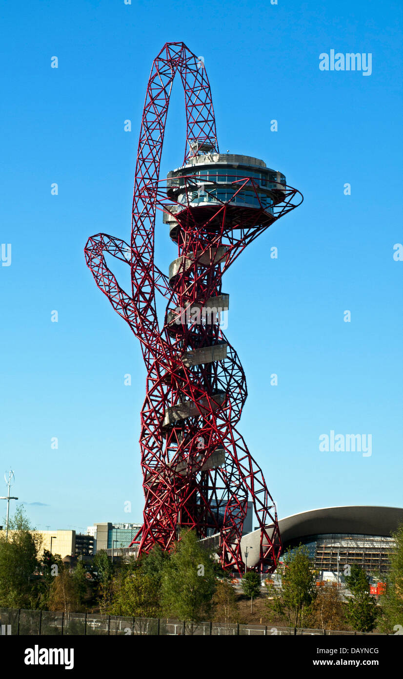 Vue de l'orbite d'ArcelorMittal et le centre aquatique dans le parc olympique, Stratford, East London, Angleterre, Royaume-Uni Banque D'Images