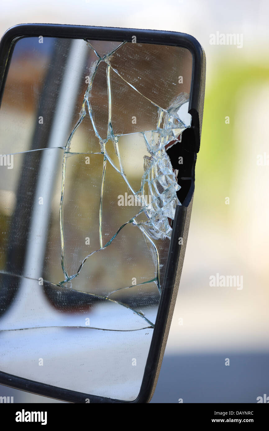 Broken Wing mirror Banque D'Images