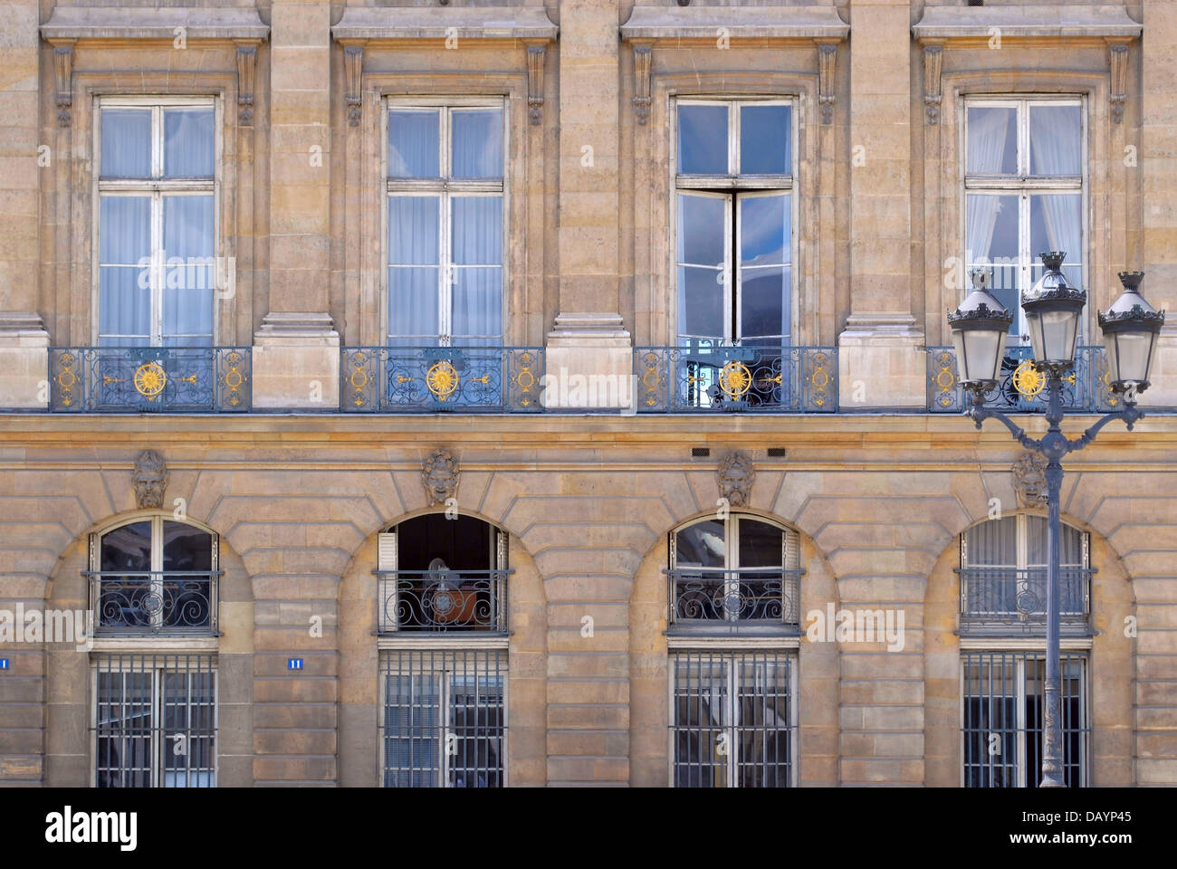 Façade avec de grandes fenêtres et d''un balcon. Hôtel Ritz à Paris. Banque D'Images