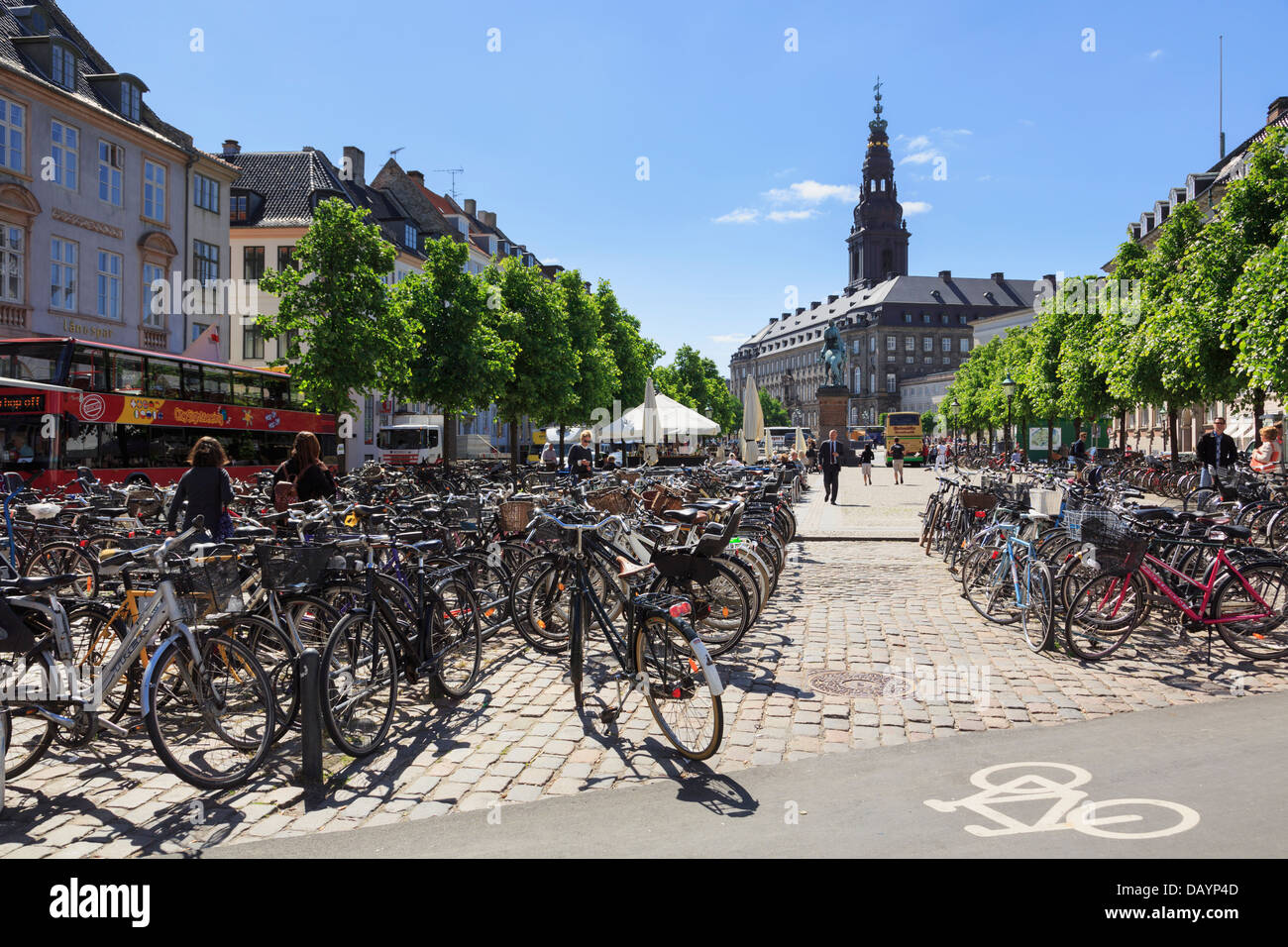Scène typique avec beaucoup de bicyclettes parqués par voie cyclable ouvrir Hojbro Plads, Copenhague, Danemark, Nouvelle-Zélande Banque D'Images