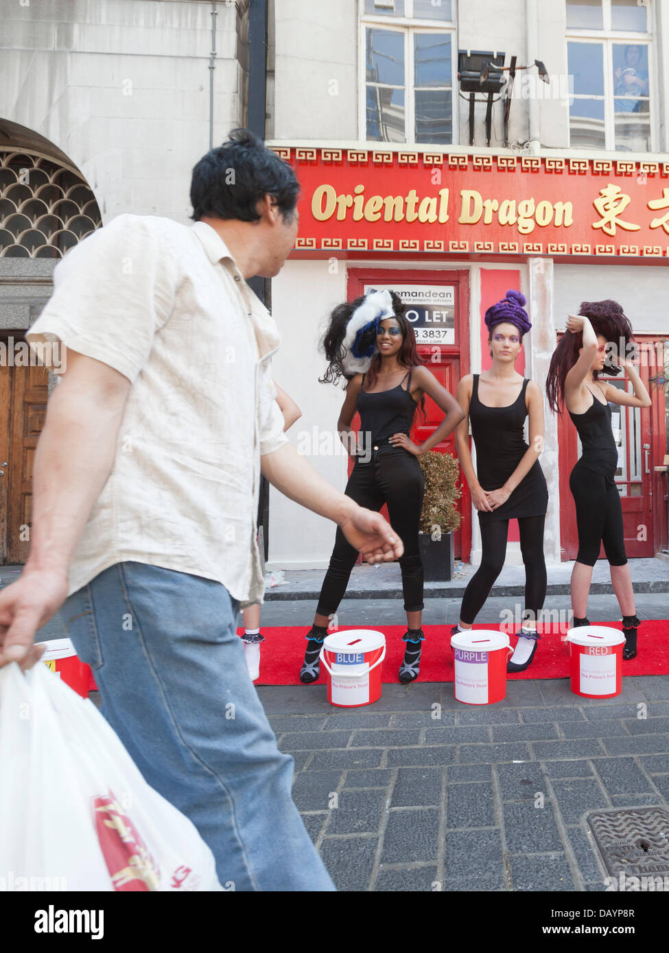 Londres, Royaume-Uni. 21 juillet 2013. Photo : surpris les passants dans le quartier chinois de prendre un regard sur les modèles. Six modèles a frappé les rues du centre de Londres avec le thème de couleur de cheveux de l'avant-garde conçu par Fiona Chaffey, Kamani Lomas et Kirstan Bassetand pour recueillir de l'argent pour le Prince's Trust. Les passants ont été en mesure de faire un don à l'hair-style qu'ils préféraient. L'événement a été organisé par Cassandra Mayers et Gordon Flynn. Photo : Nick Savage/Alamy Live News Banque D'Images