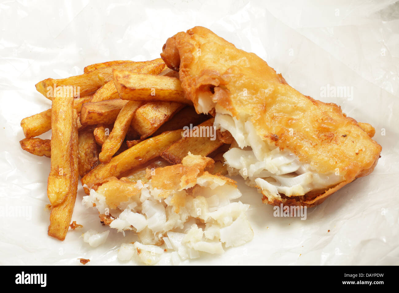 La 'chip shop' style morue frite en pâte avec chips (frites) dans un  emballage de papier sulfurisé Photo Stock - Alamy