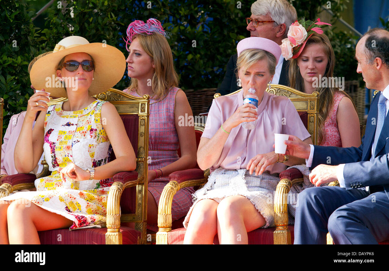 Bruxelles, Belgique. 21 juillet, 2013. La Princesse Claire (L-R), la Princesse Maria Laura, Princes Astrid, Princesse Luisa Maria et le Prince Lorenz assistent à la parade militaire et civile à l'occasion de la Fête Nationale de Belgique à Bruxelles, Belgique, 21 juillet 2013. Dans un acte officiel, le Roi Albert II de Belgique a signé son abdication de quitter le trône belge à son fils qui est devenu le roi Philippe de Belgique. Photo : Albert Nieboer//dpa/Alamy Live News Banque D'Images