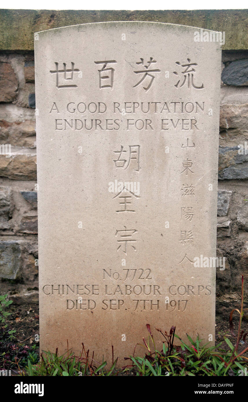 Pierre tombale pour un membre de la main-d'œuvre chinois Corps dans la CWGC Noyelles-sur-Mer Le cimetière chinois, Somme, Picardie, France. Banque D'Images