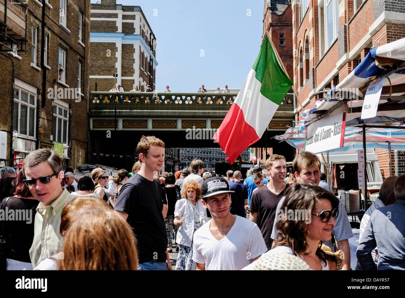 Londres, Royaume-Uni. 21 juillet 2013. Les gens se rassemblent dans un marché de rue à thème italien qui est organisée pour fêter la procession en l'honneur de Notre Dame du Mont Carmel. Photographe : Gordon 1928/Alamy Live News Banque D'Images
