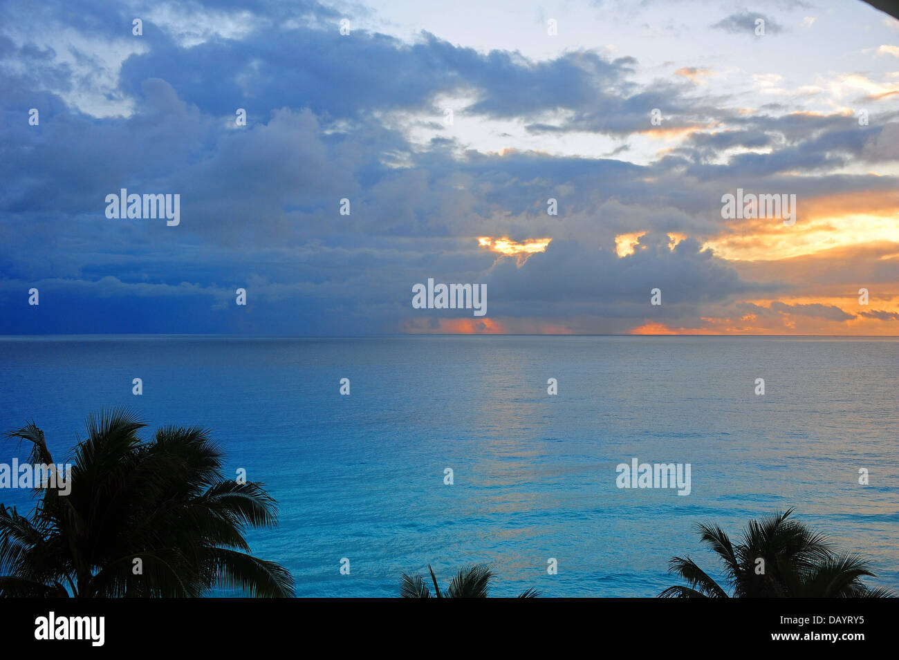 Un lever du soleil orageux à Cancun, Mexique Banque D'Images