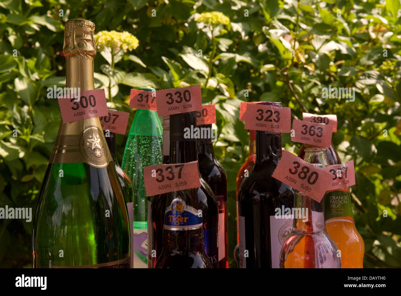 Boissons en bouteille à gagner au tirage au sort à worldham fête du village, Hampshire, Royaume-Uni. dimanche 14 juillet 2013. Banque D'Images