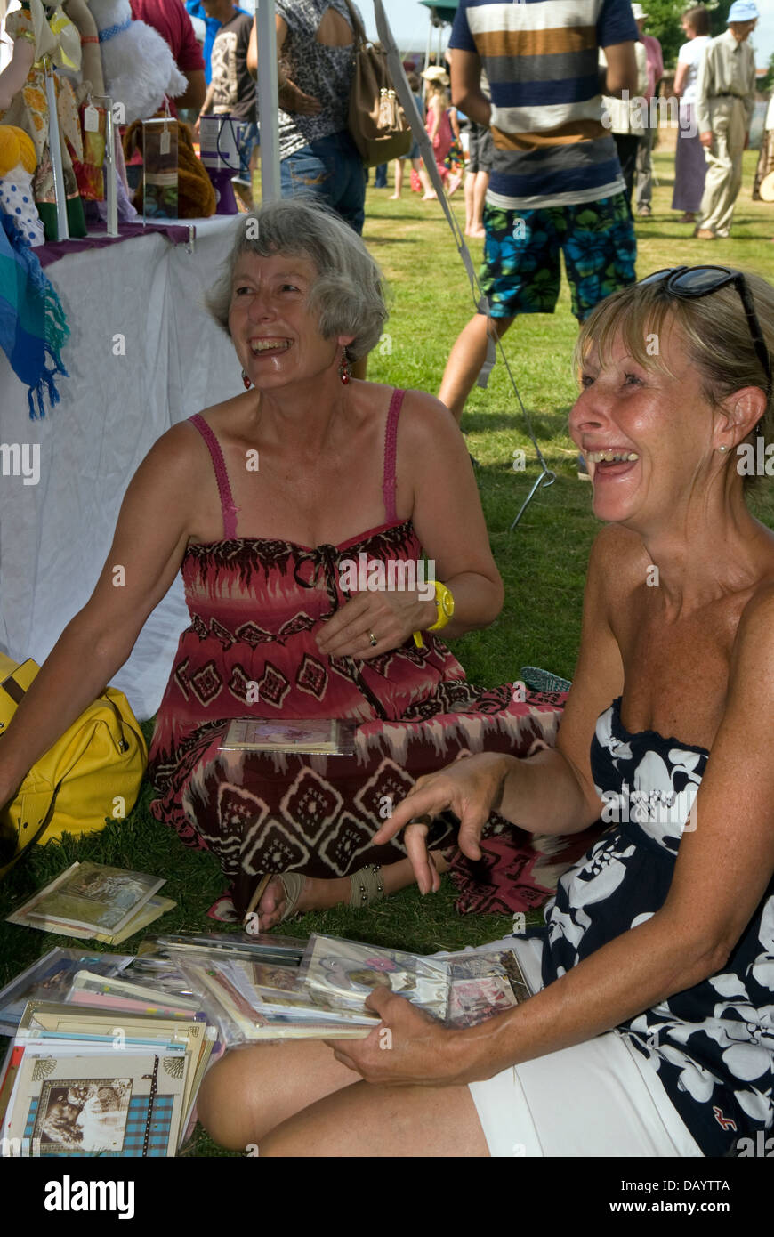 Rire à gogo à Worldham Fête du Village, Hampshire, Royaume-Uni. Dimanche 14 juillet 2013. Banque D'Images