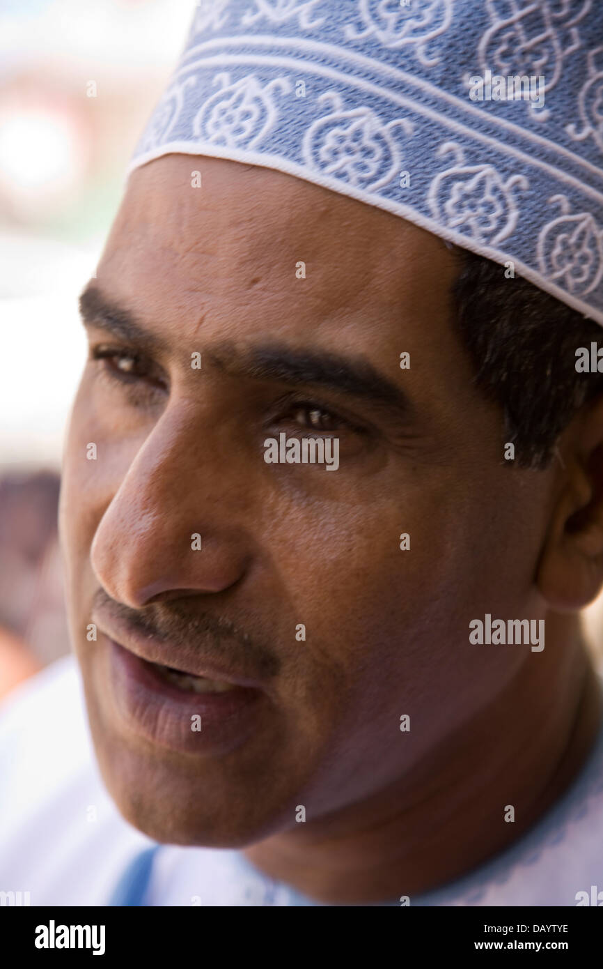 Charmant et d'articuler, Abdulah Hamoto a servi de guide touristique en Oman pour 16 ans, Salalah, Oman, province de Dhofar. Banque D'Images