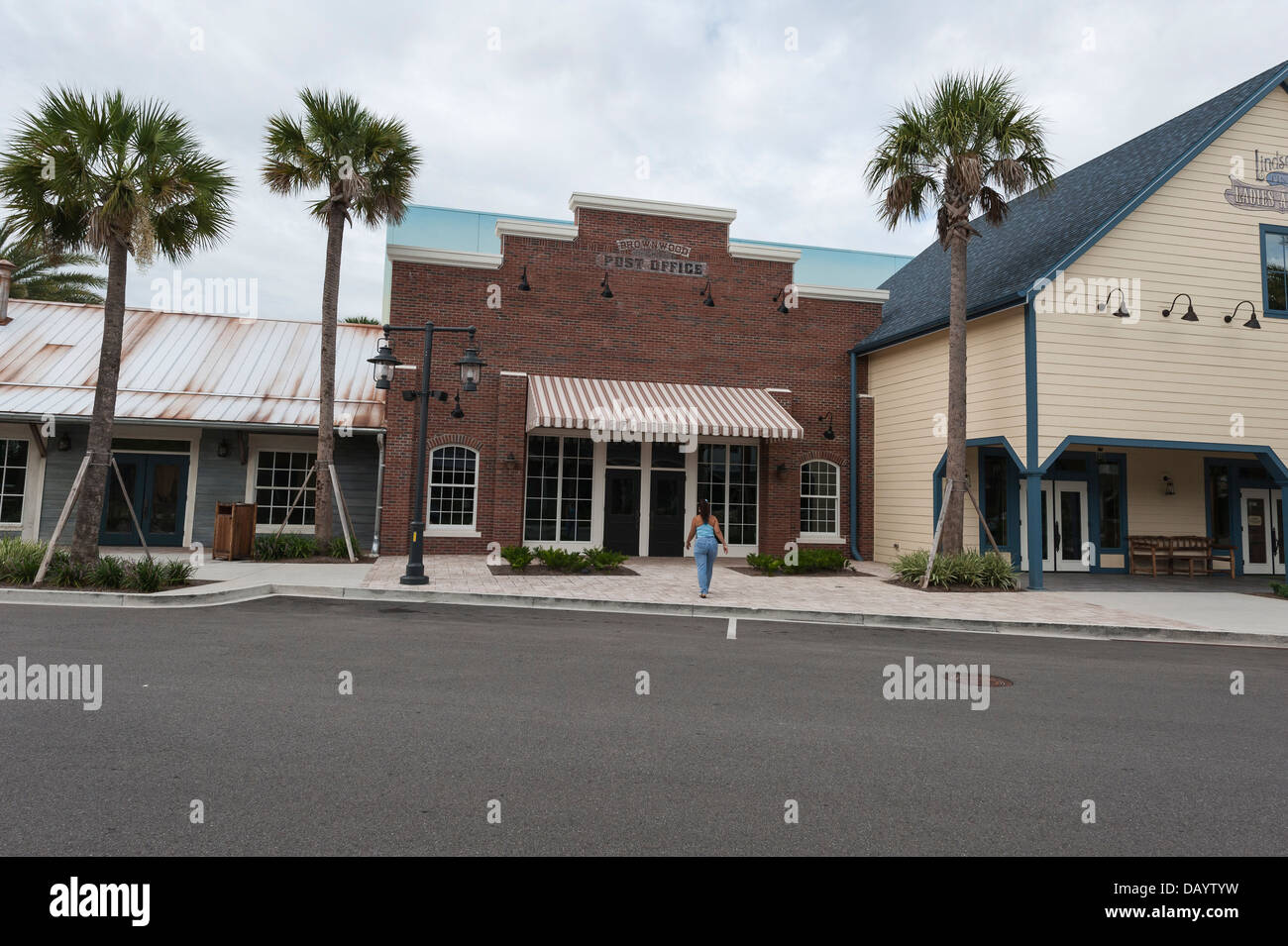 Bureau de poste à Brownwood dans les villages, en Floride, USA 55 et une communauté de retraite ci-dessus. Banque D'Images