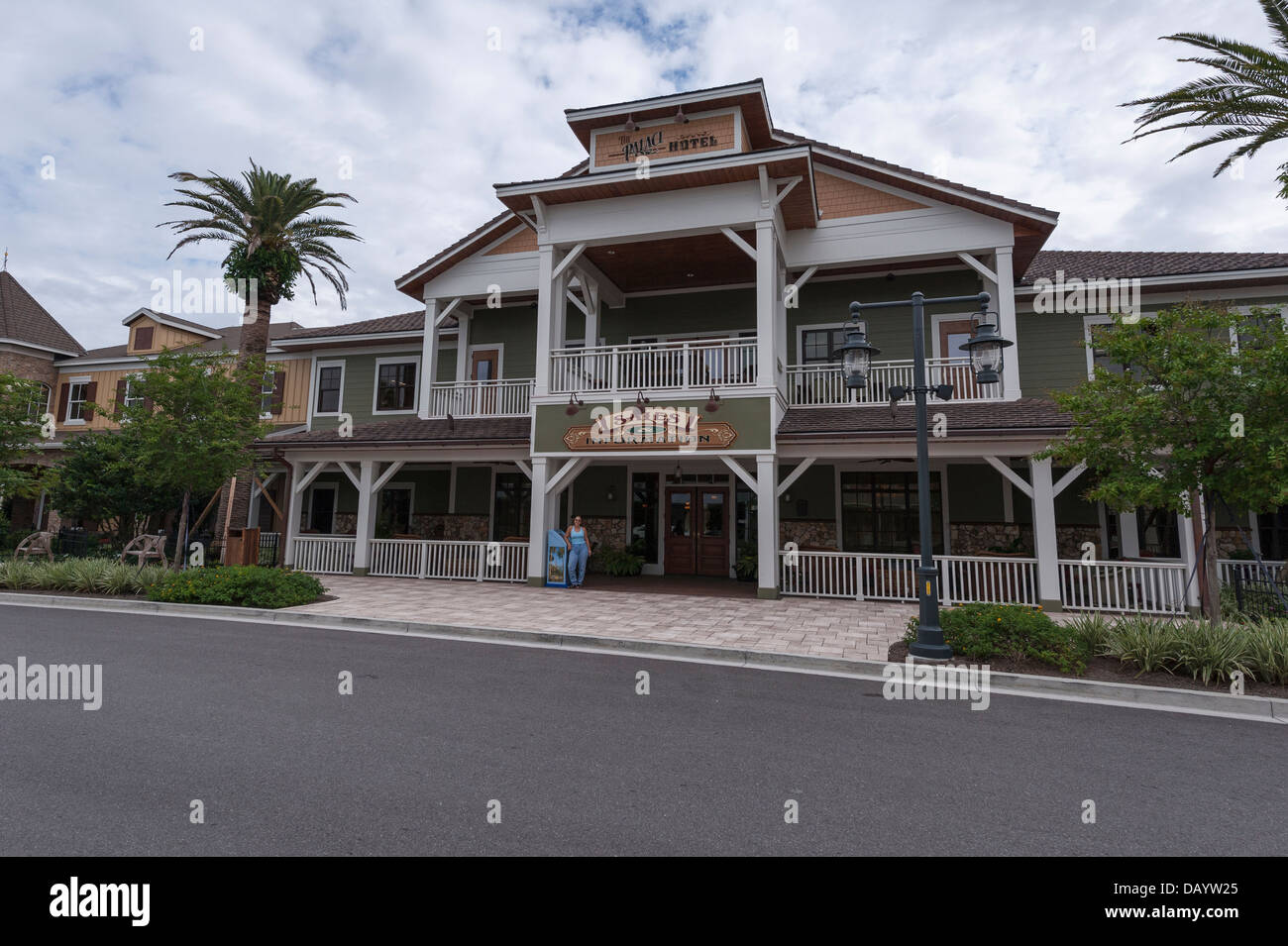 Une femme debout à l'extérieur de Brownwood Bureau des ventes dans les villages, en Floride, un village de retraités de 55 ans et au-dessus de la Floride centrale. Banque D'Images