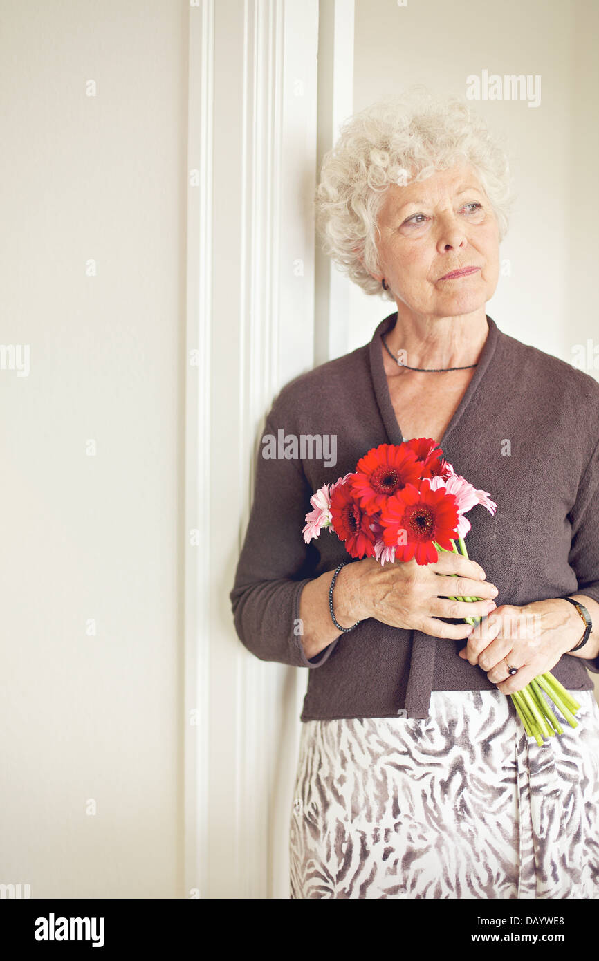 Young woman holding a bouquet de fleurs posing Banque D'Images