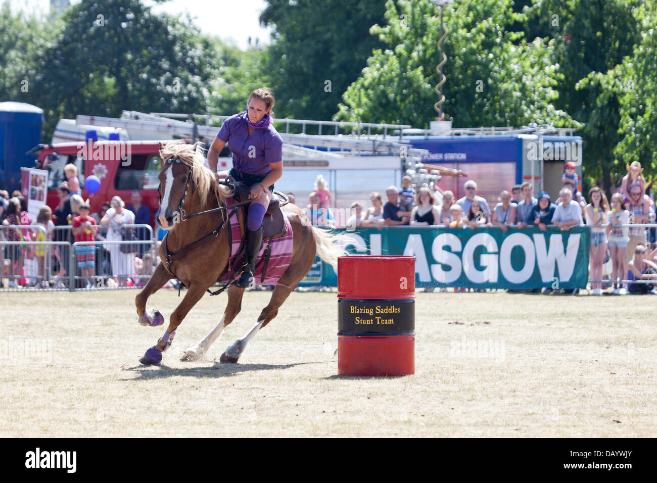 Glasgow, Ecosse, 21 juillet, 2013. Stunt rider de l'équipe de cascadeurs Blazing Saddles effectuant à la Glasgow Show 2013 à Glasgow Green. Tous les chevaux utilisés par l'équipe sont sauvés des chevaux. Banque D'Images