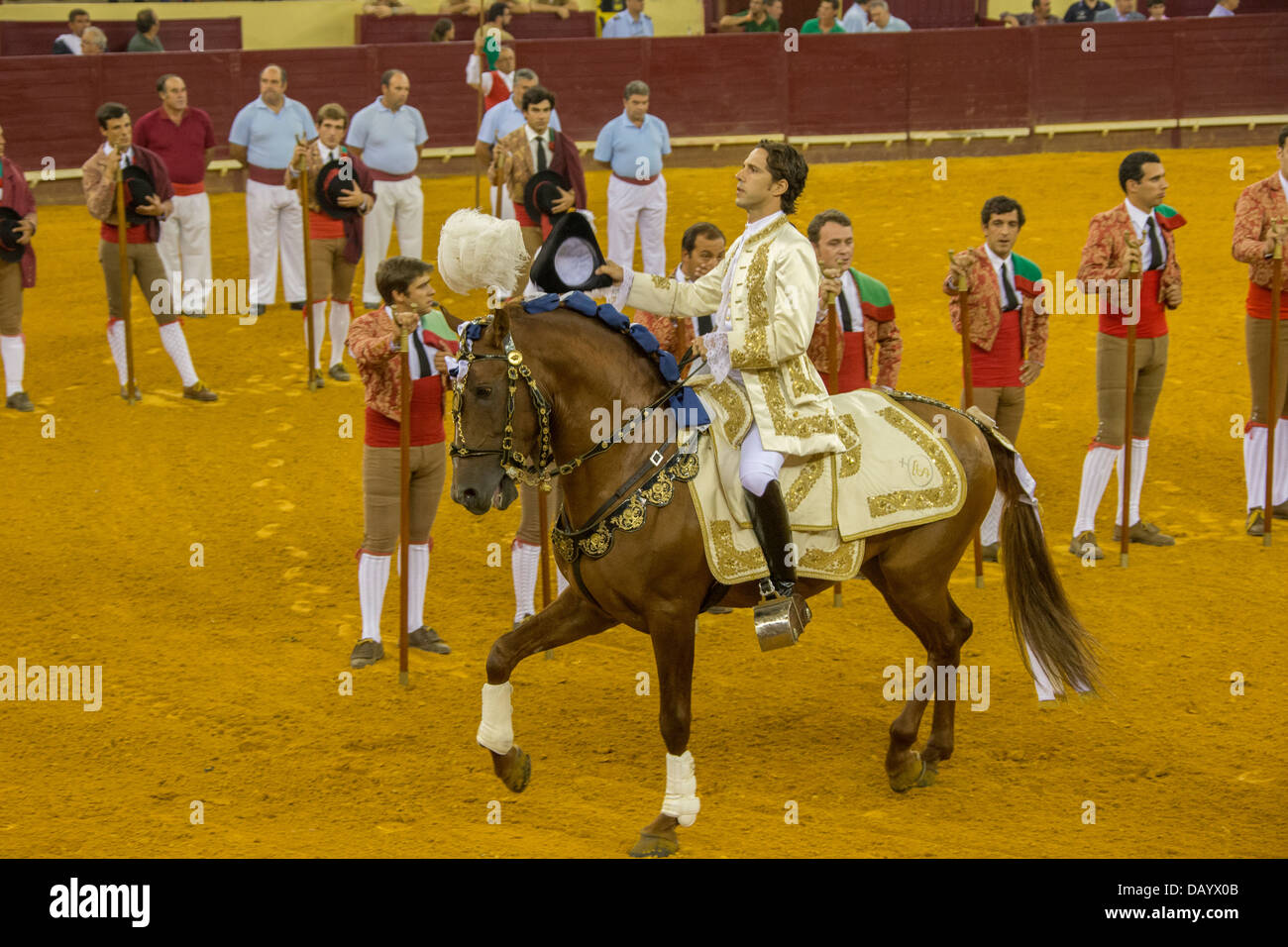 Cavaleiro défilant à corrida sur Lusitanos. Banque D'Images