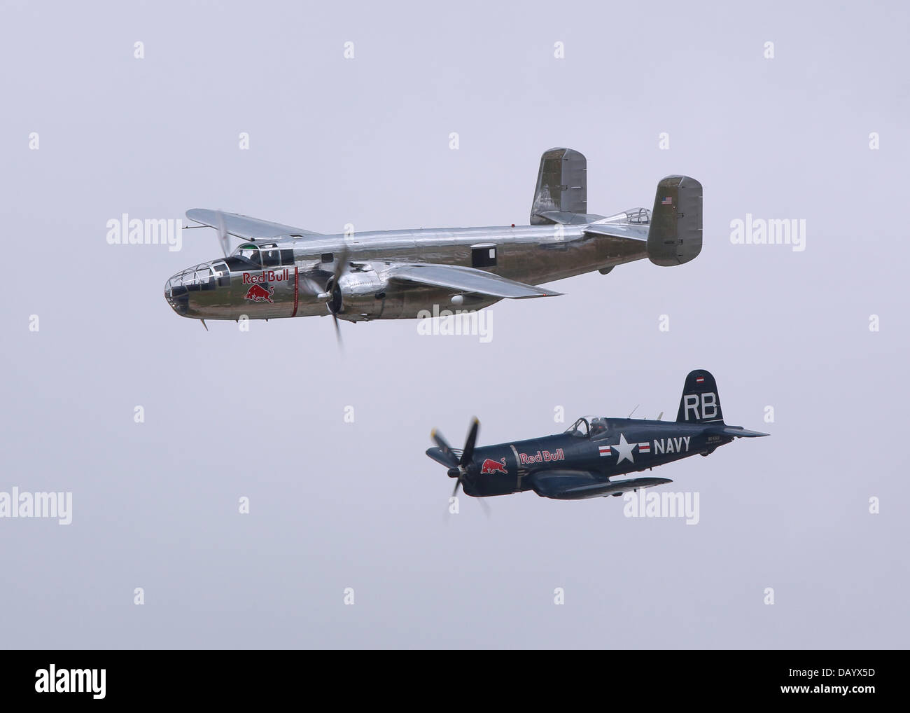 Fairford, UK. 20 juillet, 2013. North American B25J Mitchell world war 2 et bombardier moyen Chance-Vought F4U-4 Corsair d'avions de chasse, les deux appartenant à Red Bull, volant en formation au Royal International Air Tattoo 2013 Banque D'Images