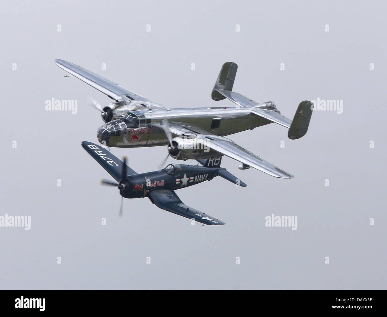 Fairford, UK. 20 juillet, 2013. North American B25J Mitchell world war 2 et bombardier moyen Chance-Vought F4U-4 Corsair d'avions de chasse, les deux appartenant à Red Bull, volant en formation au Royal International Air Tattoo 2013 Banque D'Images