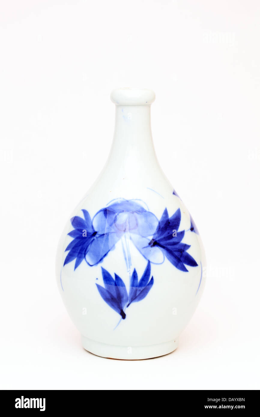 Vase asiatique sur fond blanc Banque D'Images