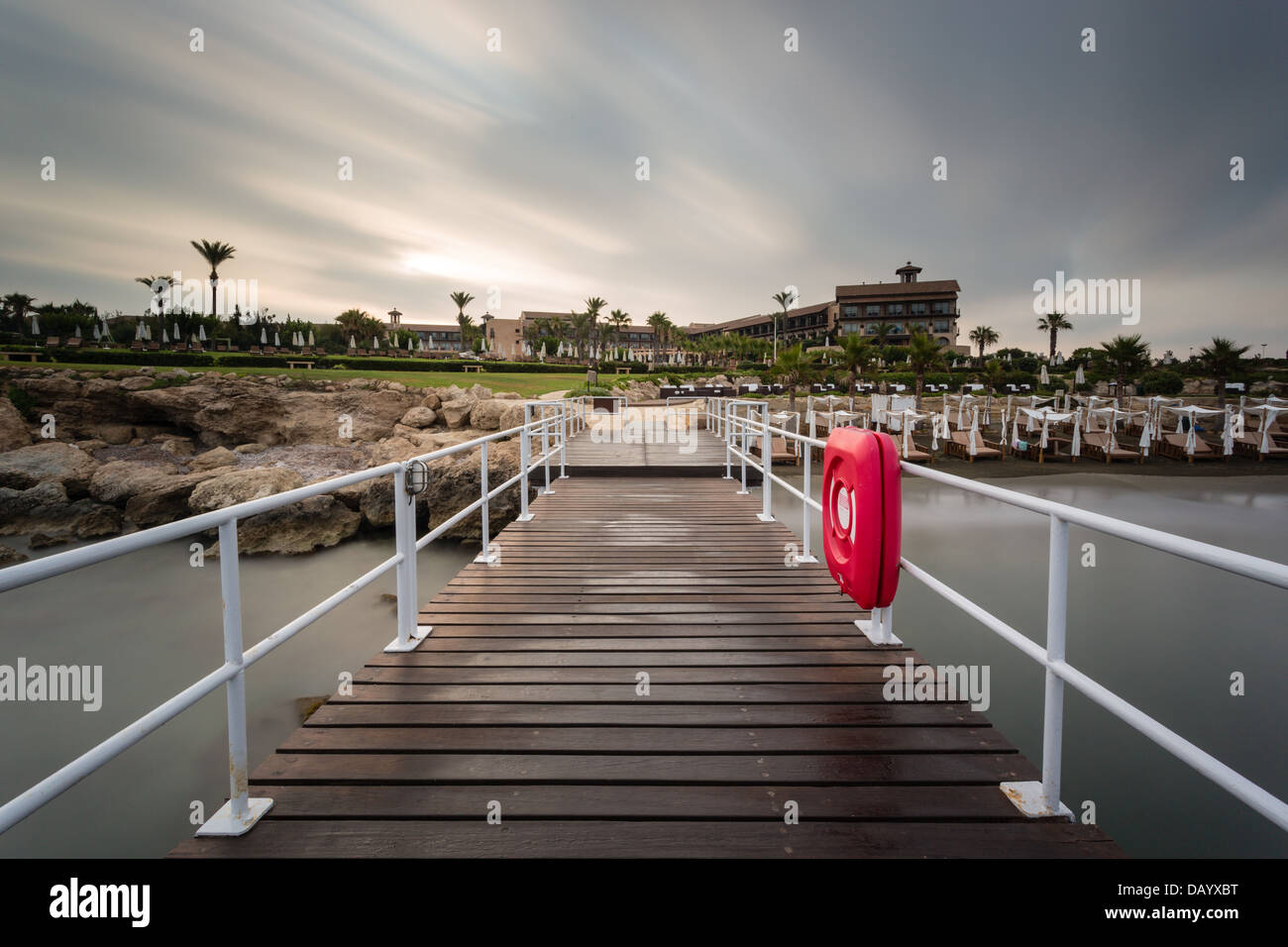 Jetée de l'hôtel Paphos, à Chypre à l'aube Banque D'Images