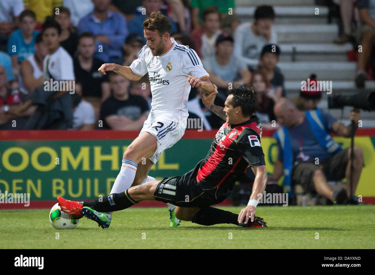 Bournemouth, Royaume-Uni. 21 juillet, 2013. Bournemouth AFC vs Real Madrid - Dimanche 21 juillet 2013. Bournemouth, Royaume-Uni. Charlie Daniels fait une tombe à attaquer sur Quini coulissante pour déjouer une attaque du Real Madrid sur l'aile droite durant la seconde moitié. Credit : MeonStock/Alamy Live News Banque D'Images