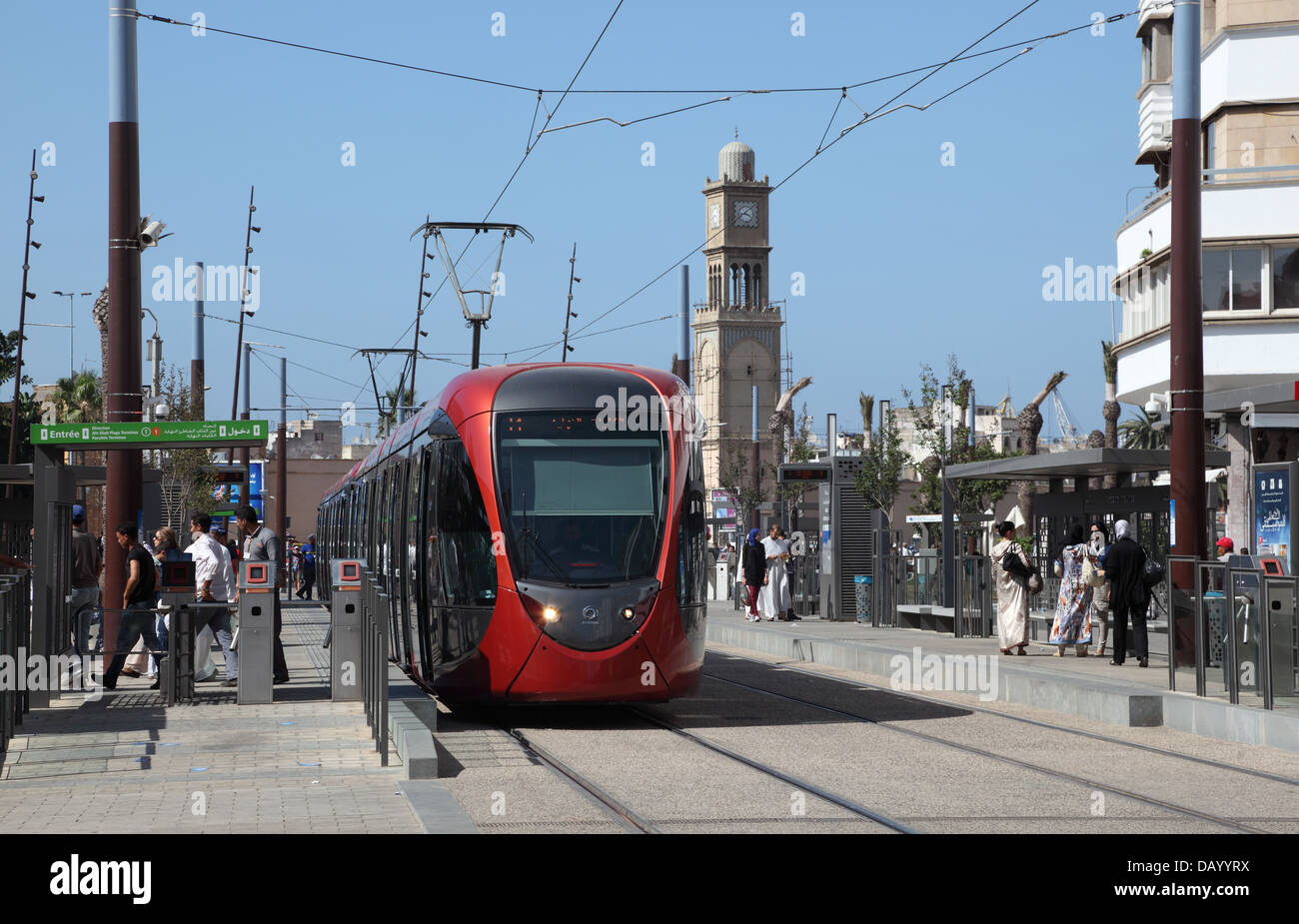 Tramway moderne en place de l'Organisation des Nations Unies à Casablanca, Maroc Banque D'Images