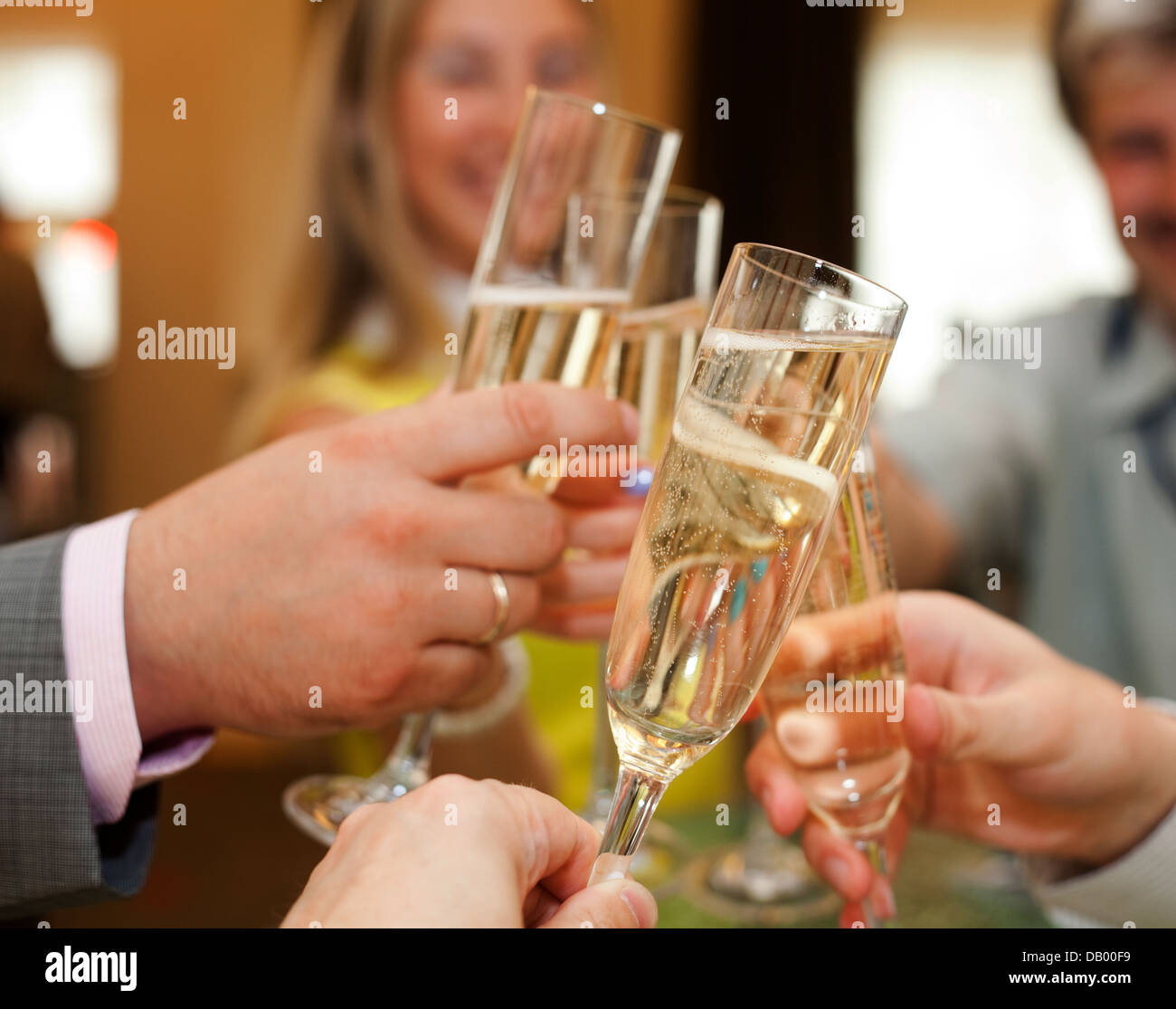 Mains;a;verres;avoir bon temps;les relations humaines Banque D'Images