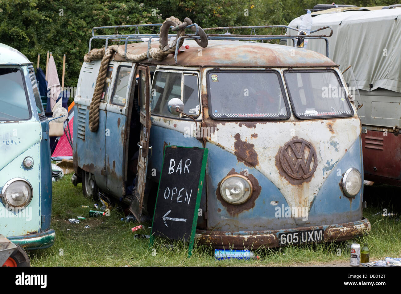 Le camping-car Volkswagen/Bus Look Rat avec des canettes de bière et des bouteilles avec un panneau disant Bar ouvert Banque D'Images Le camping-car Volkswagen/Bus Look Rat avec des canettes de bière et des bouteilles avec un panneau disant Bar ouvert Banque D'Images