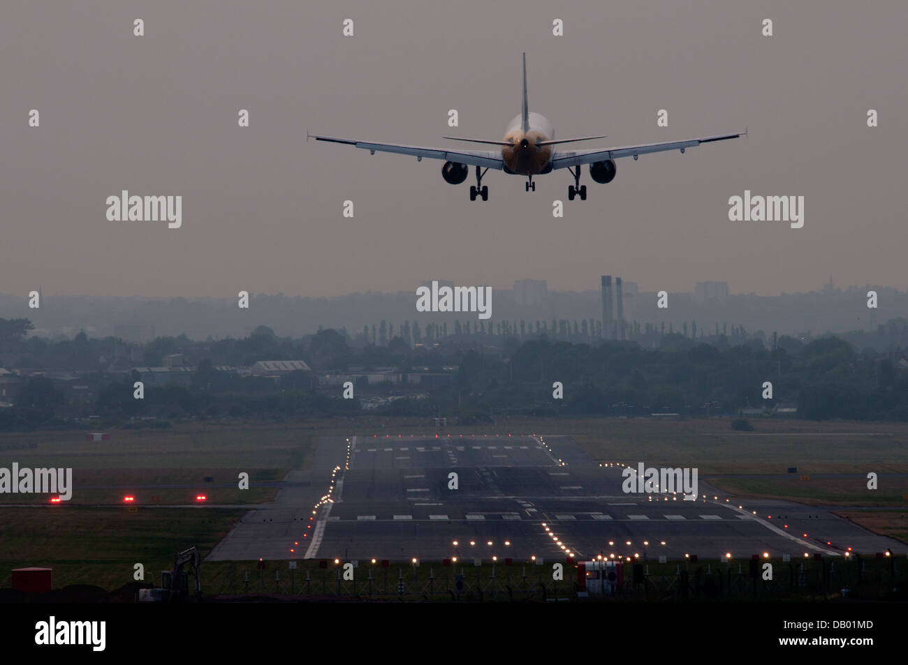 Airbus A320 de la compagnie aérienne monarque à l'atterrissage à l'aéroport de Birmingham, UK Banque D'Images