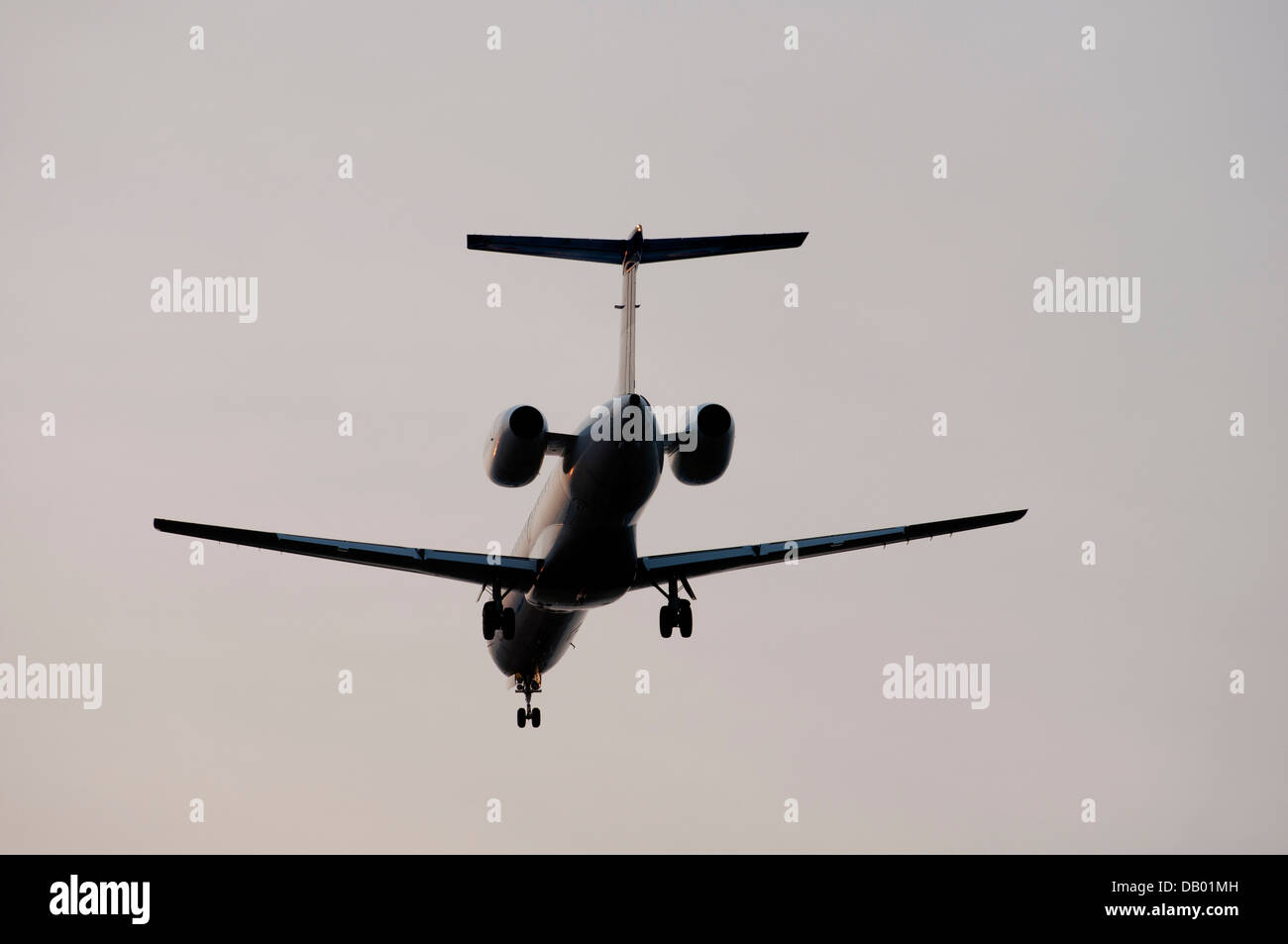 Embraer EMB-145 BMI Regional atterrissage à l'aéroport de Birmingham, UK Banque D'Images