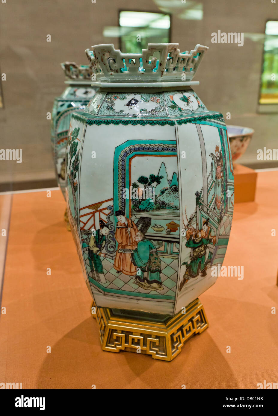 Chinois Antique porcelaine - Lanterne hexagonale overglaze famille verte émaux sur porcelaine - 1662, règne de Kangxi Banque D'Images