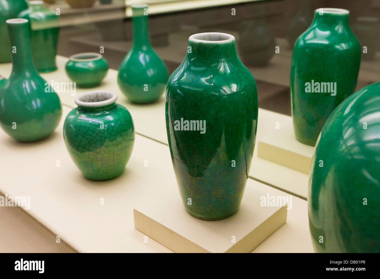 Vase de forme Meiping emaillé vert pomme, crackle porcelaine émaillée - Chine, dynastie Qing, xviiie siècle Banque D'Images