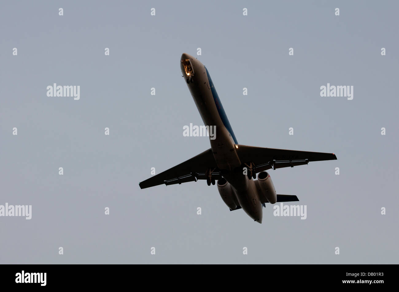 Embraer EMB-145 BMI Regional atterrissage à l'aéroport de Birmingham, UK Banque D'Images