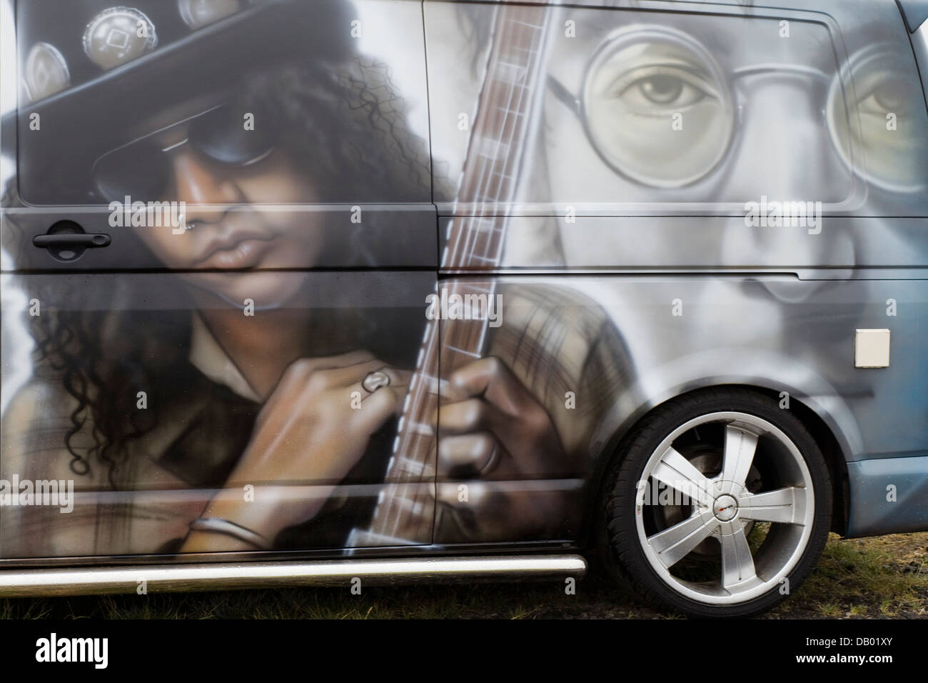 Les VW Camper van avec barre oblique 'Saul' Hudson et John Lennon peintes sur le côté Banque D'Images