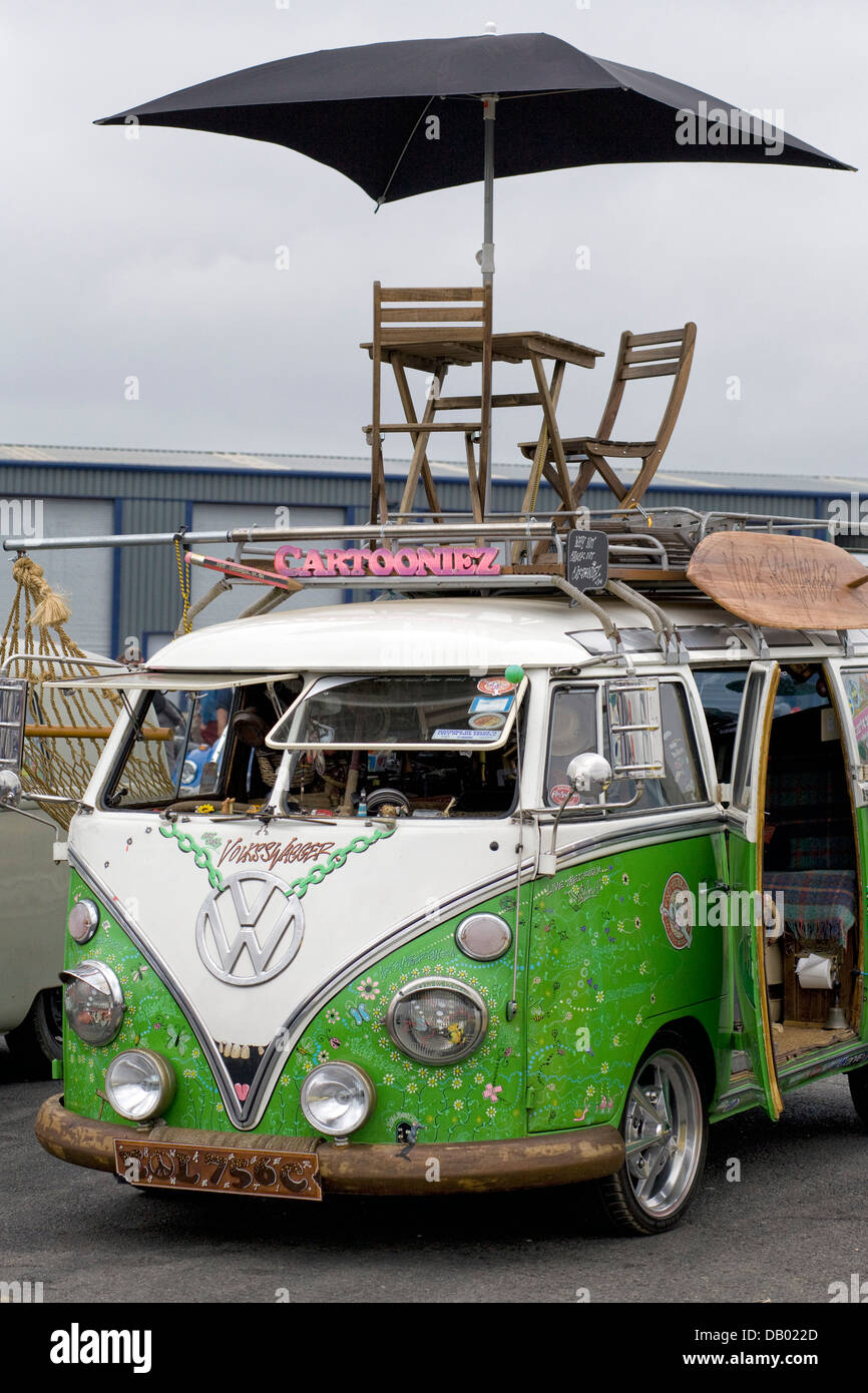 Le camping-car Volkswagen Bus/bus Hippy avec table, chaises et un parasol sur le toit Banque D'Images
