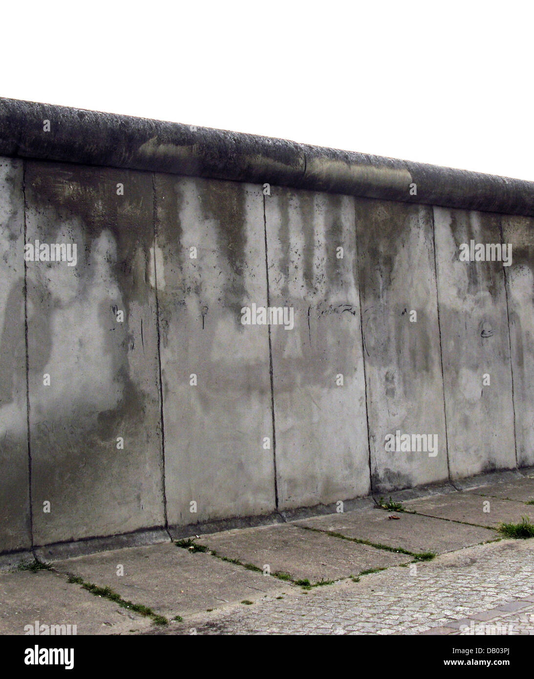 La photo montre une partie du mur de Berlin à la rue Bernauer à Berlin, Allemagne, le 9 juin 2007. Le mur fait partie d'un centre de documentation historique qui a été ouvert à la 10e anniversaire de la chute du Mur de Berlin en novembre 1999 avec l'exposition 'Boarderview'. Le centre fonctionne comme un lieu pour la recherche historique et présentation d'une Allemagne divisée. Photo : P Banque D'Images