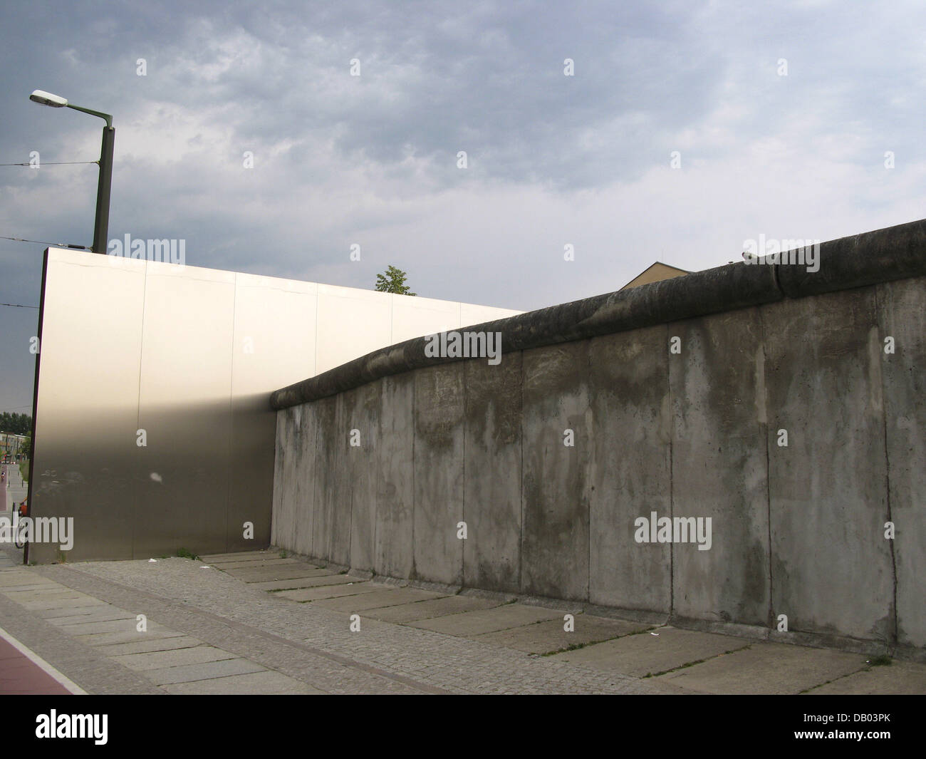 La photo montre une partie du mur de Berlin à la rue Bernauer à Berlin, Allemagne, le 9 juin 2007. Le mur fait partie d'un centre de documentation historique qui a été ouvert à la 10e anniversaire de la chute du Mur de Berlin en novembre 1999 avec l'exposition 'Boarderview'. Le centre fonctionne comme un lieu pour la recherche historique et présentation d'une Allemagne divisée. Photo : P Banque D'Images