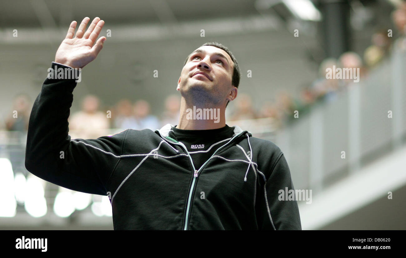 Statuant à l'IBF et IBO champion poids lourd du monde, l'ukrainien Vladimir Klitschko vagues lors d'une session de formation chez un concessionnaire à Cologne, Allemagne, 04 juillet 2007. Nous allons combattre Klitschko-Américain Lamon Brewster dans un match revanche de défendre le titre de l'IBF, le samedi 07 juillet, à Cologne. Photo : Rolf Vennenbernd Banque D'Images