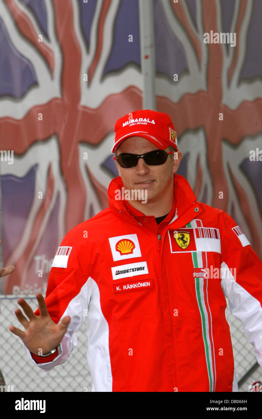 Pilote de formule 1 finlandais Kimi Raikkonen de la Scuderia Ferrari arrive sur le paddock du circuit de Silverstone Silverstone en Angleterre, Royaume-Uni, 05 juillet 2007. 2007 Le Grand Prix de Grande-Bretagne de Formule 1 aura lieu le 08 juillet. PHOTO : JENS BUETTNER Banque D'Images