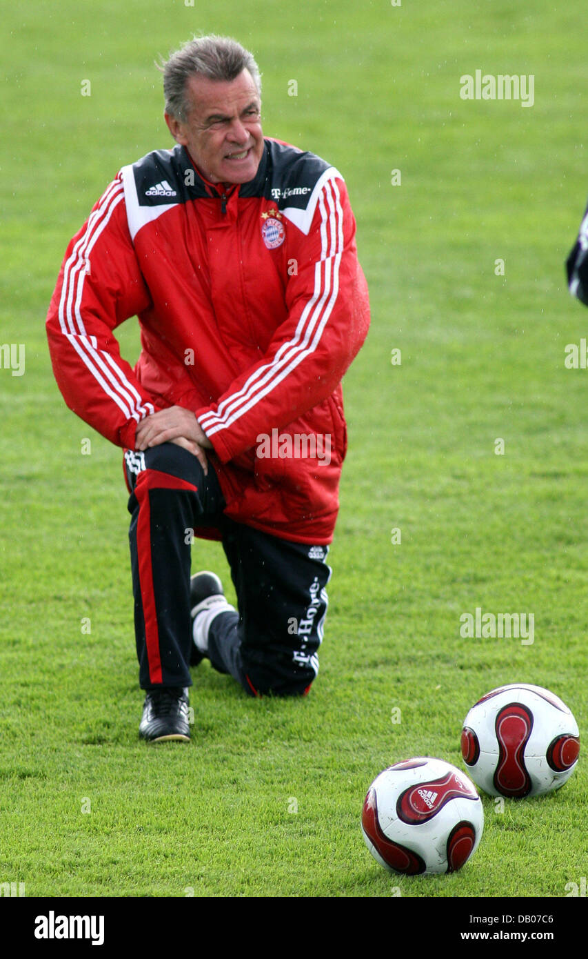 FC Bayern Munich entraîneur Ottmar Hitzfeld se réchauffe au cours de la pratique au stade-Anton-Mall à Donaueschingen, Allemagne, 10 juillet 2007. Le camp d'entraînement de l'équipe est fixé à la ville du sud de l'Allemagne jusqu'au 15 août 2007. Photo : Patrick Seeger Banque D'Images