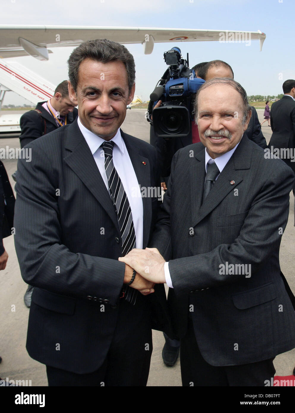 Le Président algérien Abdelaziz Bouteflika (R) accueille son homologue français Nicolas Sarkozy (G) à son arrivée à l'aéroport d'Alger, Algérie, 10 juillet 2007. Photo : Kovarik/Piscine Banque D'Images