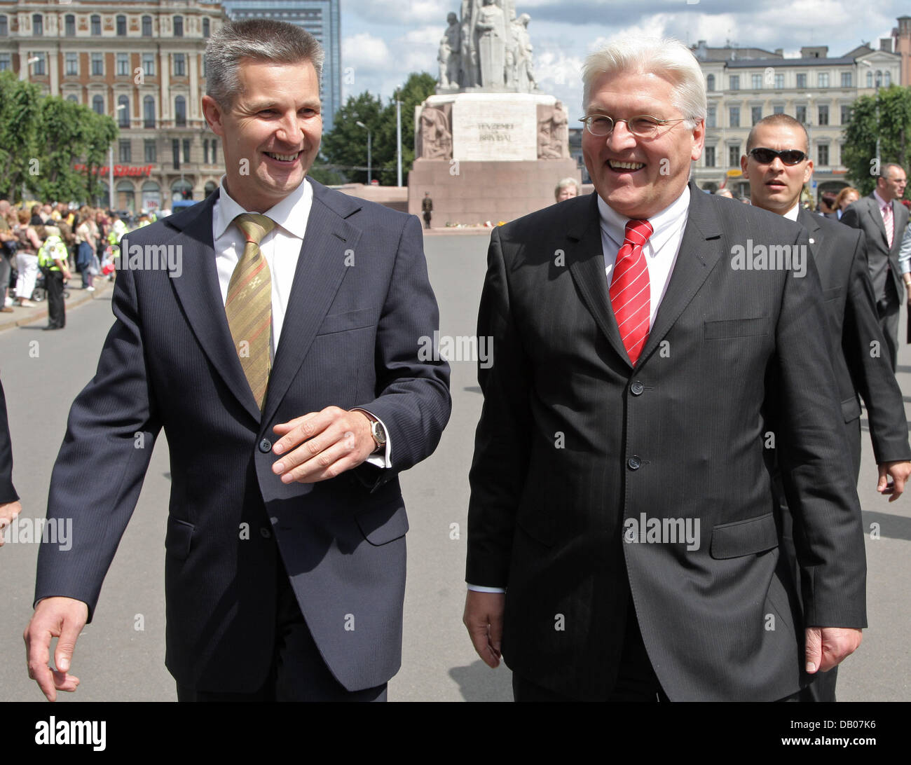 Le ministre allemand des affaires étrangères, Frank-Walter Steinmeier (R) rencontre son homologue letton Artis Pabriks (R) à Riga, Lettonie, 12 juillet 2007. La Lettonie est le deuxième arrêt Steinmeier Au cours de sa visite de quatre jours des Etats baltes. Photo : Grimm par les pairs Banque D'Images