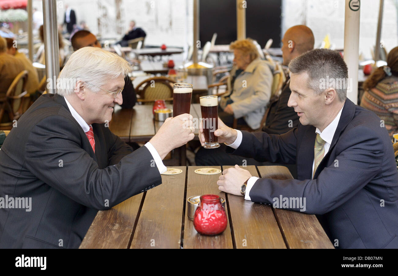 Le ministre allemand des affaires étrangères, Frank-Walter Steinmeier et son homologue letton Artis Pabriks (R) clink leurs verres de bière tout en visitant le centre historique de Riga, Lettonie, 12 juillet 2007. La Lettonie est le deuxième arrêt Steinmeier Au cours de sa visite de quatre jours des Etats baltes. Photo : Grimm par les pairs Banque D'Images