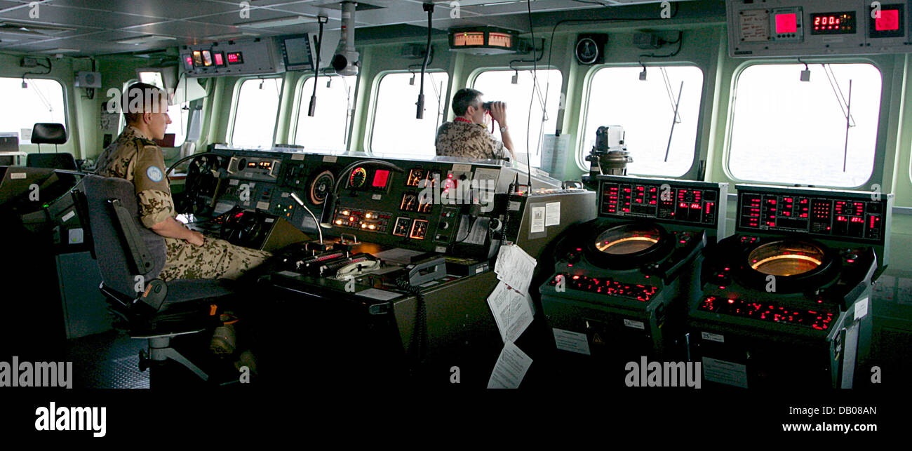 Le pont de la frégate de la marine allemande 'Schleswig Holstein-' est occupé au large des côtes du Liban, le 30 mai 2007. La marine allemande troupes déployées dans le groupe mission FINUL Maritime Task Force" patrouillent les côtes libanaises pour empêcher les milices du Hezbollah à partir de la contrebande d'armes. Photo : Matthias Schrader Banque D'Images